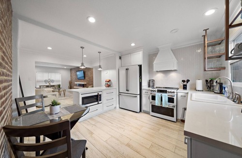 South Central Houston Apartment | The Bishop's Haven 2