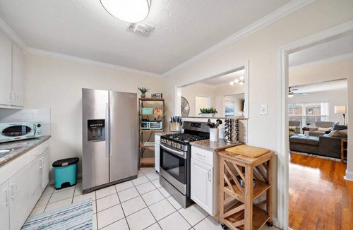 South Central Houston Apartment | The Bishop’s Haven 3