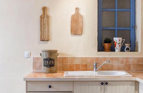Bize-Minervois House | The Bize Knees