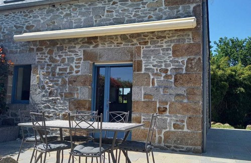 Saint-Sauveur-des-Landes House | The blue house