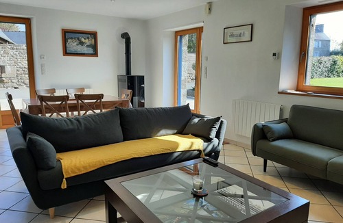 Saint-Sauveur-des-Landes House | The blue house