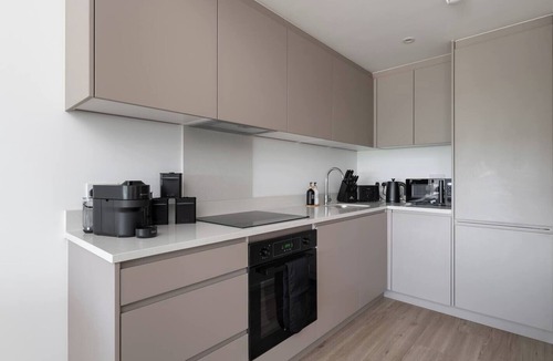 Central Milton Keynes Apartment | The Black and White Suite