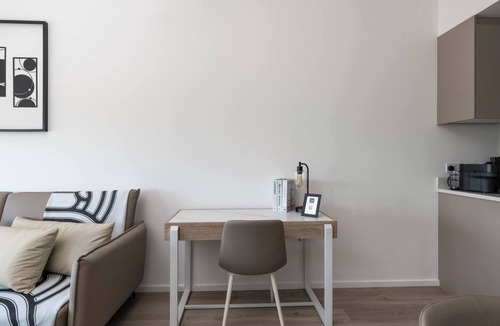 Central Milton Keynes Apartment | The Black and White Suite