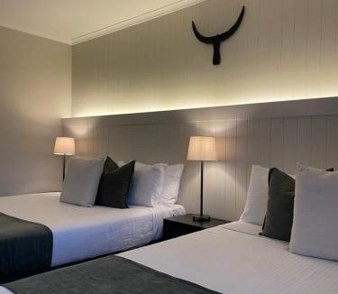 Traralgon Hotel | The Black Bull Motel