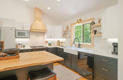 Calabogie Cabin | The Black Diamond Lodge