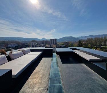 Olot Villa | the black line house