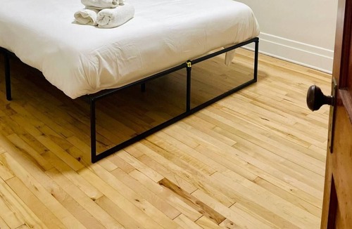 Vieux-Rosemont Apartment | The Black Pearl: Cozy Vintage-Modern 5 bedrooms