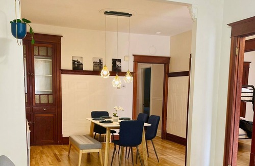 Vieux-Rosemont Apartment | The Black Pearl: Cozy Vintage-Modern 5 bedrooms