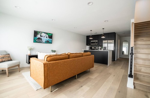 Mankato House | *THE BLACK SHEEP* - Modern, Unique & Clean - BY MSU