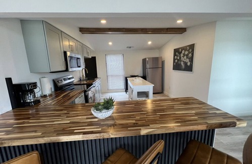 Von Ormy House | The black stone luxury retreat