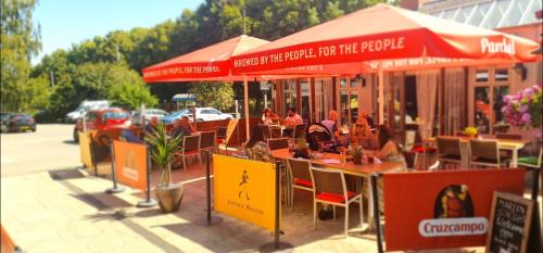 Broadheath Hotel | The Black Swan