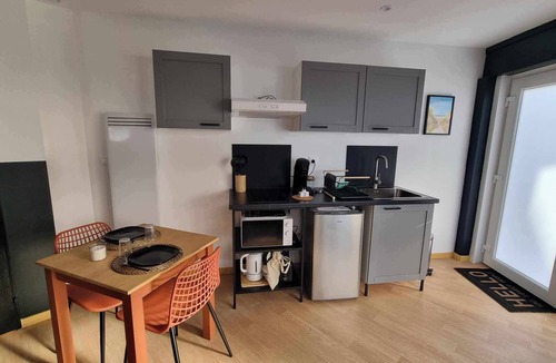 Gare Apartment | The black tendance, maxi studio hyper center, 1km from train station, tourism/business