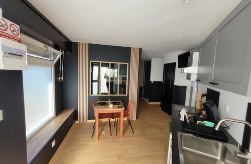 Gare Apartment | The black tendance, maxi studio hyper center, 1km from train station, tourism/business