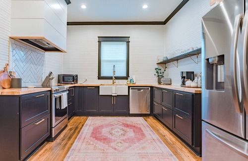 Brazos House | The Black & White House- Walk to Magnolia!