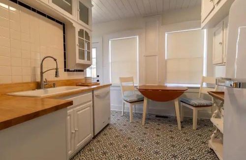 Augusta House | The Blake Cottage by StayLage