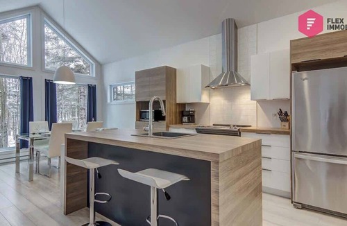Pont-Rouge House | The Bleu Bourgeois in Portneuf - Private hot tub