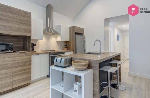 Pont-Rouge House | The Bleu Bourgeois in Portneuf - Private hot tub