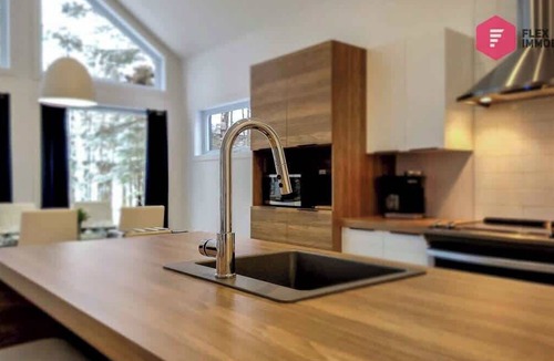 Pont-Rouge House | The Bleu Bourgeois in Portneuf - Private hot tub