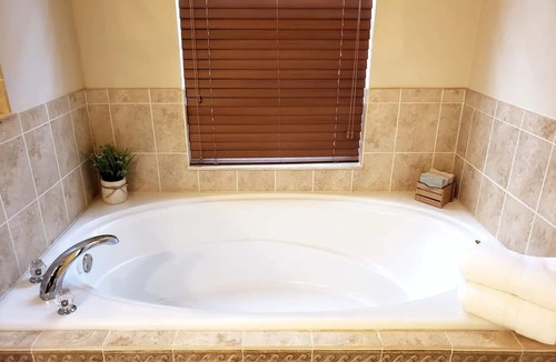Deltona Lakes Apartment | The Blue Agave—Private Studio w/Roman Tub