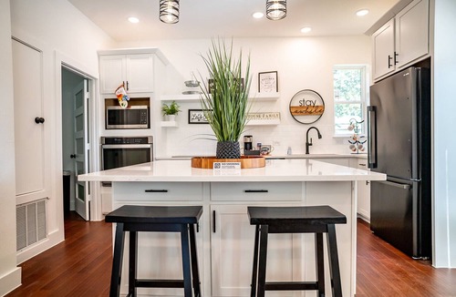 Burleson House | The Blue Barn in pleasant Burleson with AC