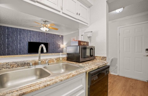 Brentwood Apartment | The Blue | Brentwood Suite Near Downtown ATX