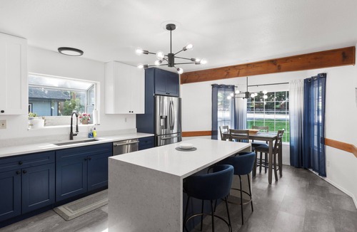 Mount Vernon House | The Blue Haven Getaway, with window AC units in the summer.