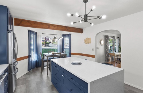 Mount Vernon House | The Blue Haven Getaway, with window AC units in the summer.