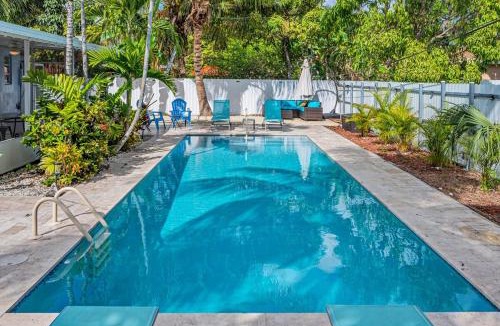 Golden Glades House | The Blue Heaven Private Pool Hideaway Sleeps 11