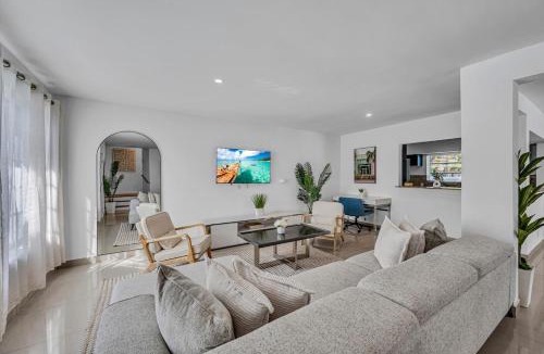 Golden Glades House | The Blue Heaven Private Pool Hideaway Sleeps 11