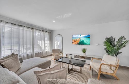 Golden Glades House | The Blue Heaven Private Pool Hideaway Sleeps 11