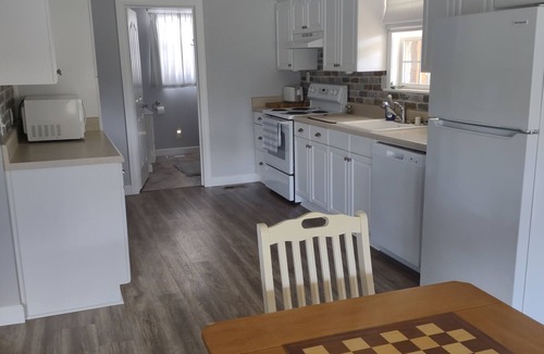 Kelso Cottage | The Blue Heron - Lake Side Chalet