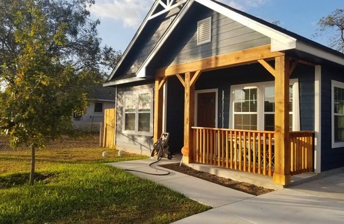 Downtown San Antonio House | The Blue House on Carle, close to downtown and King William area.