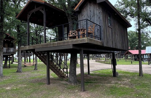 Elm Mott RV Rental | The Blue Jay Treehouse 15MIN to Magnolia & Baylor