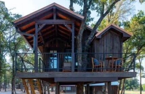 Elm Mott RV Rental | The Blue Jay Treehouse 15MIN to Magnolia & Baylor