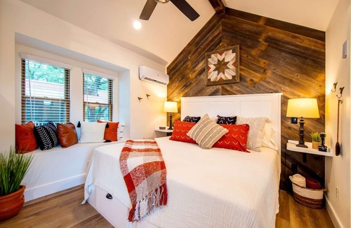 Elm Mott Cabin | The Blue Jay Treehouse in Elm Mott, TX