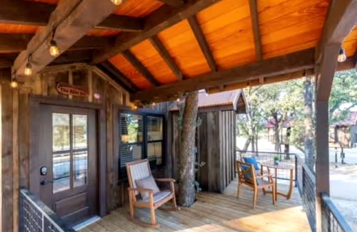 Elm Mott Cabin | The Blue Jay Treehouse in Elm Mott, TX
