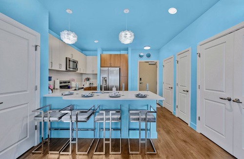 Eighth Avenue Apartment | The Blue Jean Baby-Luxe Downtown stay w. infinity pool, gym + walk to Broadway