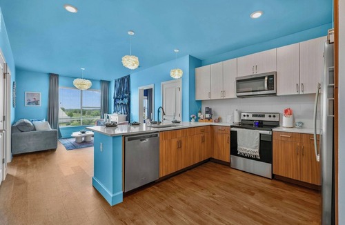 Eighth Avenue Apartment | The Blue Jean Baby-Luxe Downtown stay w. infinity pool, gym + walk to Broadway