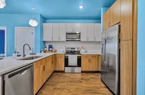 Eighth Avenue Apartment | The Blue Jean Baby-Luxe Downtown stay w. infinity pool, gym + walk to Broadway