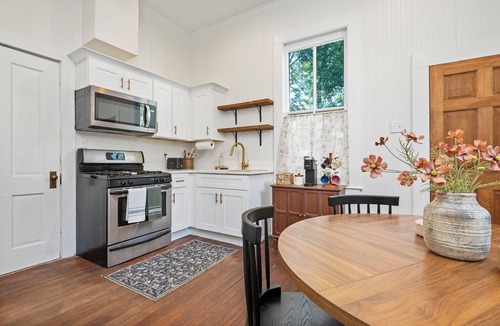 Hannon Park Cottage | The Blue Oak Cottage - Pet Friendly!