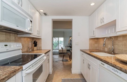 Central Beach Condo | The Blue Octopus - 1br King Bed Condo