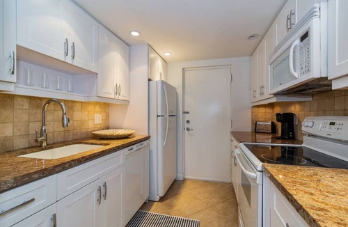 Central Beach Condo | The Blue Octopus - 1br King Bed Condo