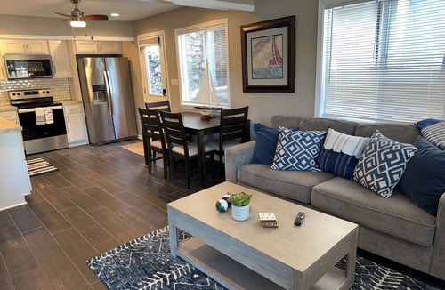 Sunrise Beach House | THE BLUE PEARL~Lakefront home, Private Dock, Floats, near Bars & Public Ramp