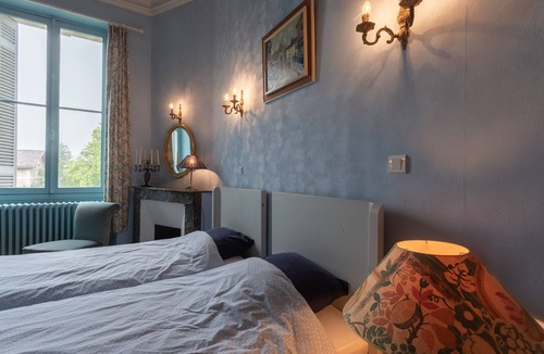 Habas Bed & Breakfast | The Blue Room at Château Habas with Wi-Fi