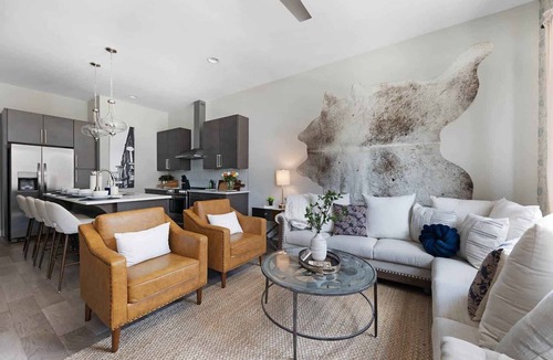 Katie Hill Neighborhood House | The Bluebell - Rooftop Lounge with Hot Tub!