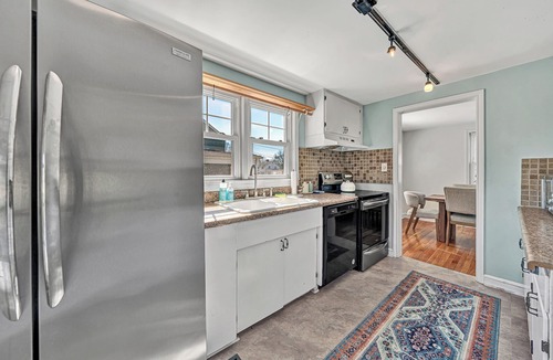 Roanoke House | The BlueBird~ Charming & Central 3BR in Roanoke