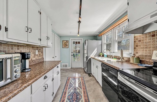 Roanoke House | The BlueBird~ Charming & Central 3BR in Roanoke