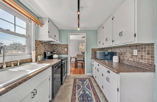 Roanoke House | The BlueBird~ Charming & Central 3BR in Roanoke