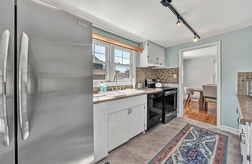 Roanoke House | The BlueBird~ Charming & Central 3BR in Roanoke