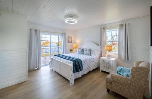 Brigus Junction House | The Bluebird Cottage Lake Front 4Bdrms